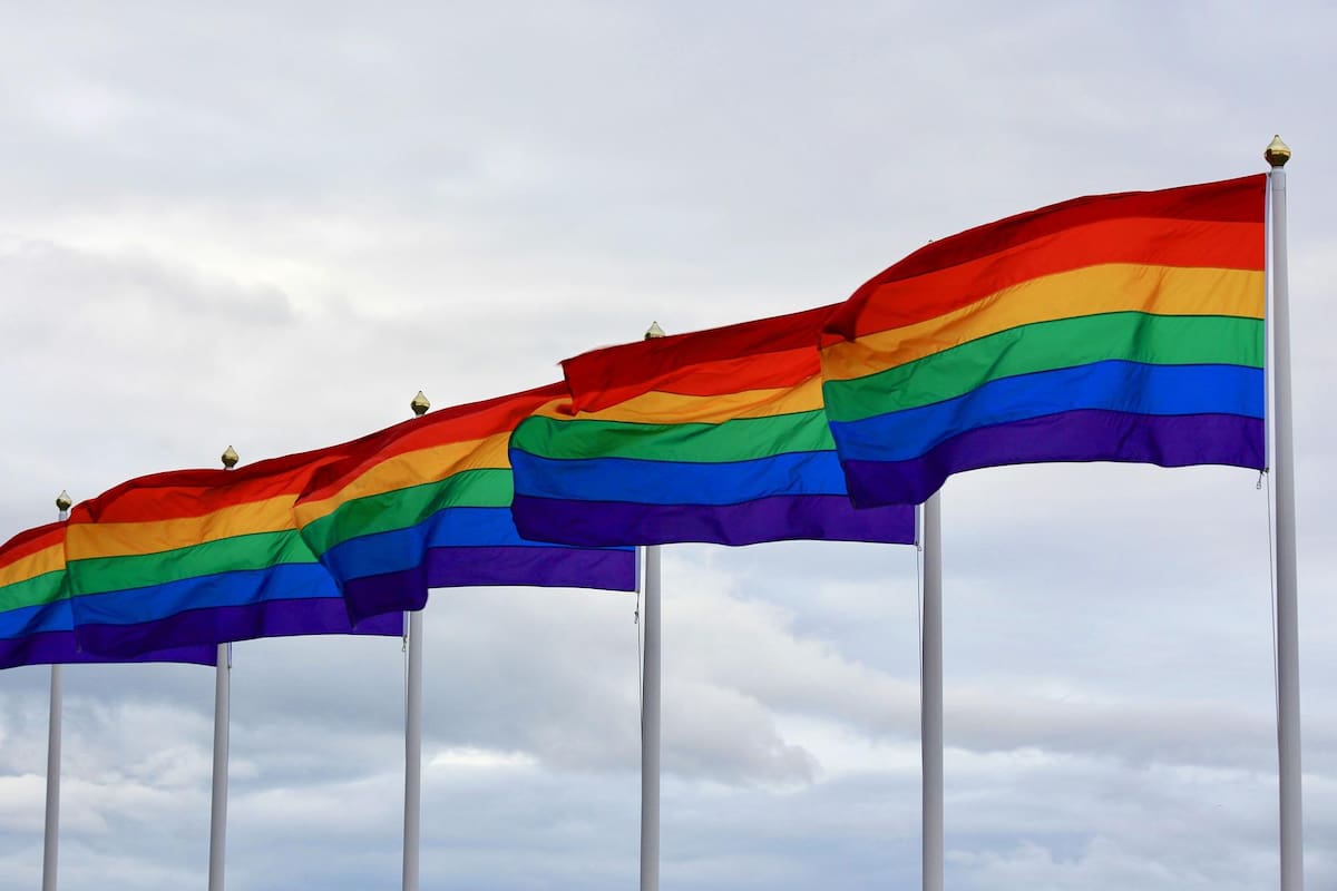 ¿Conoces la historia de por qué la "L" va al inicio del acrónimo LGBTQ+?