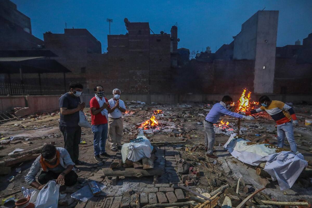 India realiza cremaciones de unas 4 mil víctimas de Covid-19 al día