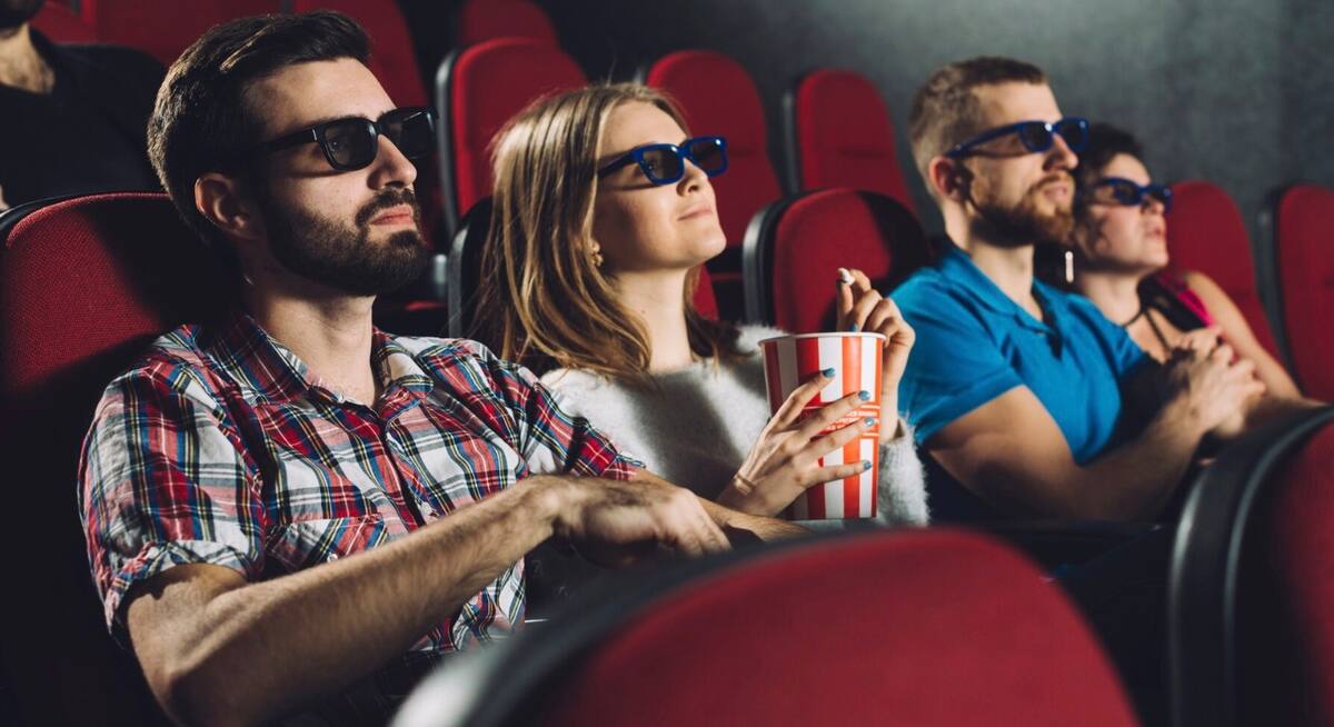 Mayormente, la gente que asiste al cine siempre va con compañía.