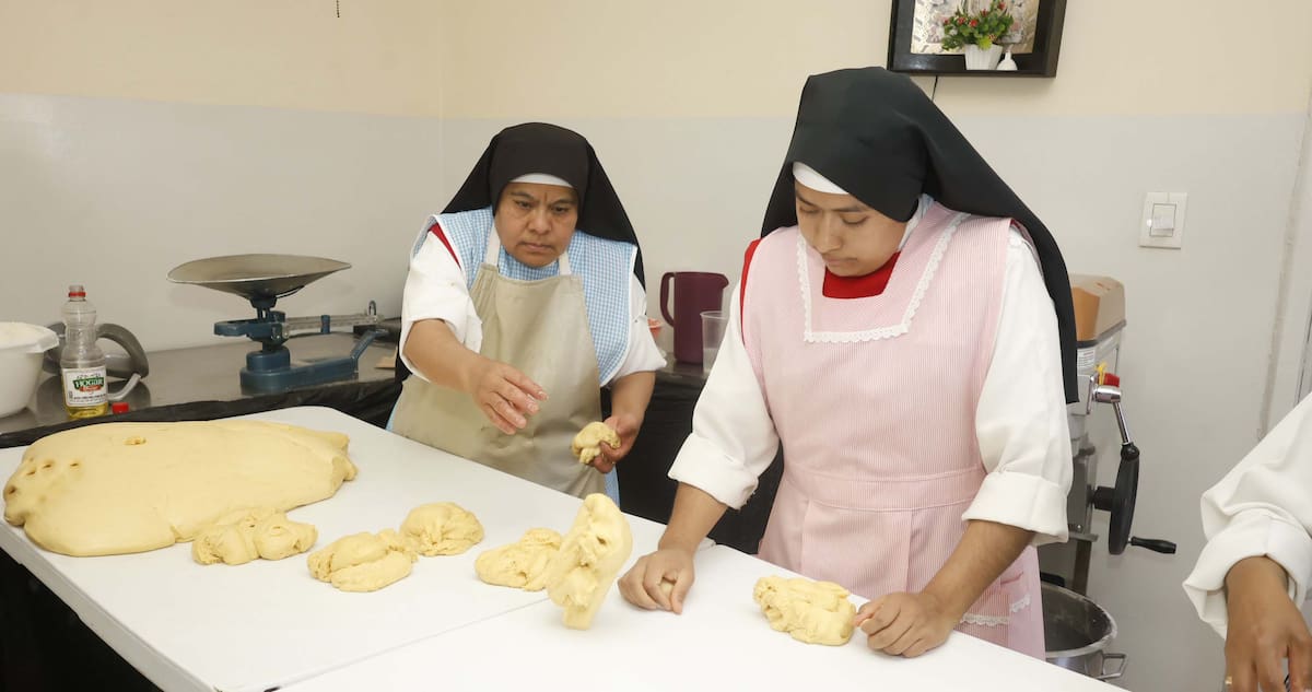 Trabajan desde temprano, aquí en el área de amasado donde dan forma al pan.