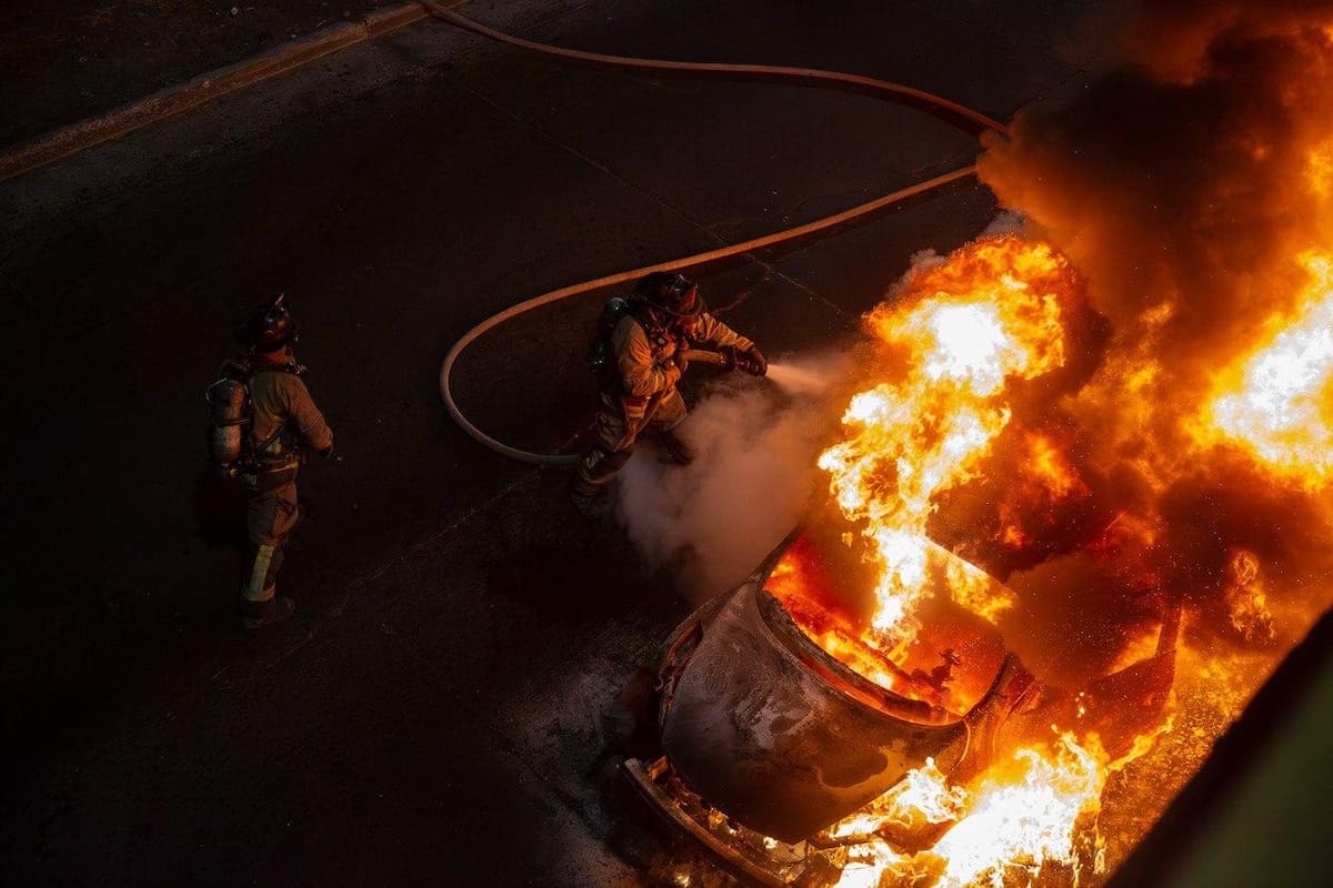 Vehículo se incendia en la Ready Lane de Tijuana y provoca cierre temporal hacia Estados Unidos