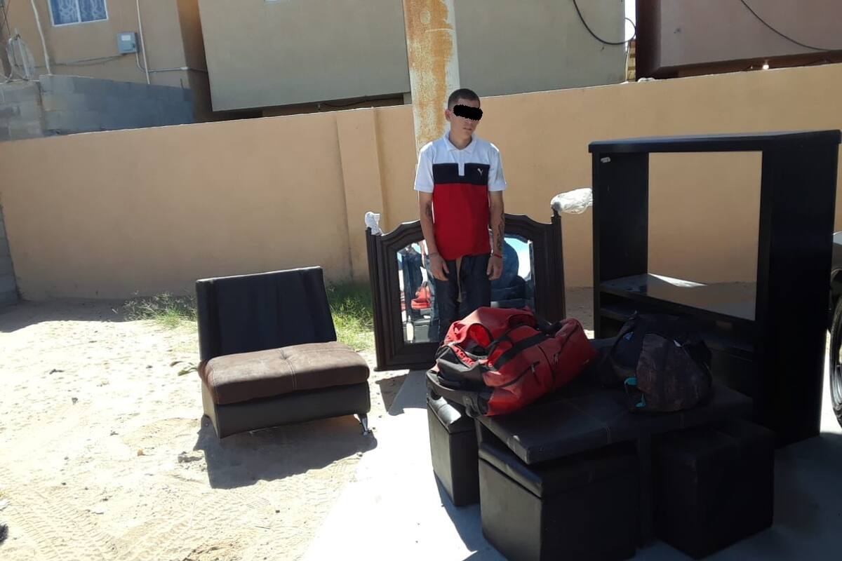 Sorprenden a hombre con muebles robados
