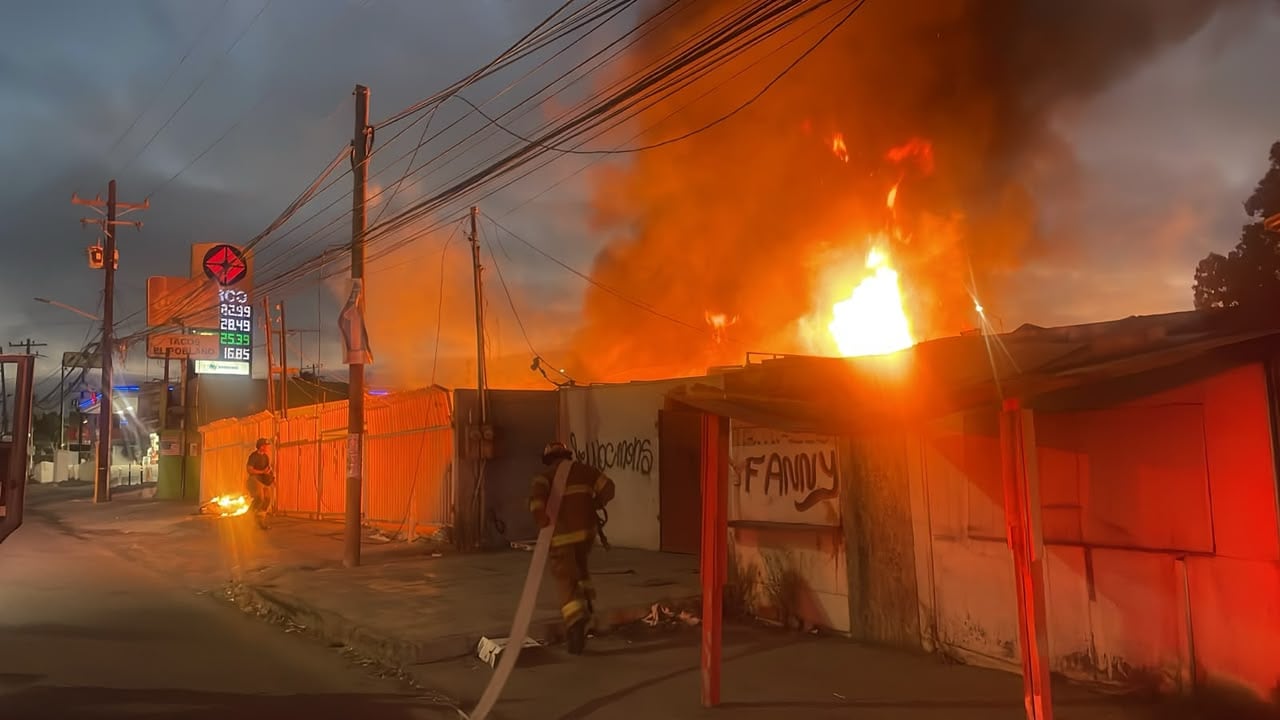La víctima fue localizada sin vida al interior del establecimiento ubicado sobre el bulevar Benito Juárez, donde bomberos acudieron durante la madrugada para sofocar el fuego. Foto: Cortesía