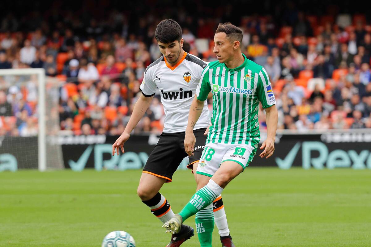 ¡De Iztapalapa para el mundo! Guardado ambienta la práctica del Betis con los Ángeles Azules