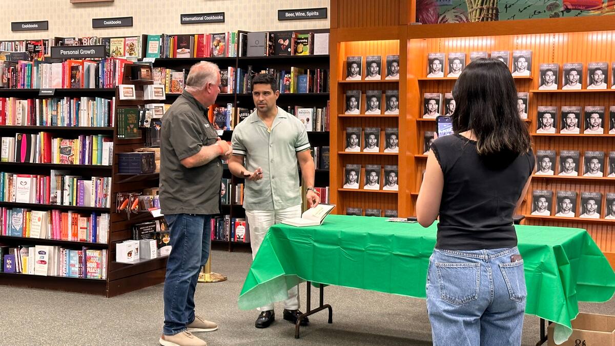 El actor durante la firma de libros.