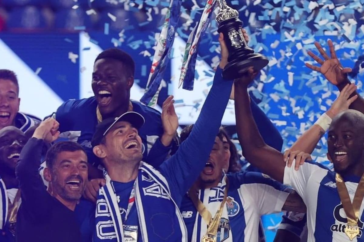 "Tecatito" Corona y Porto conquistan la Copa de Portugal al vencer al Benfica por 2-1