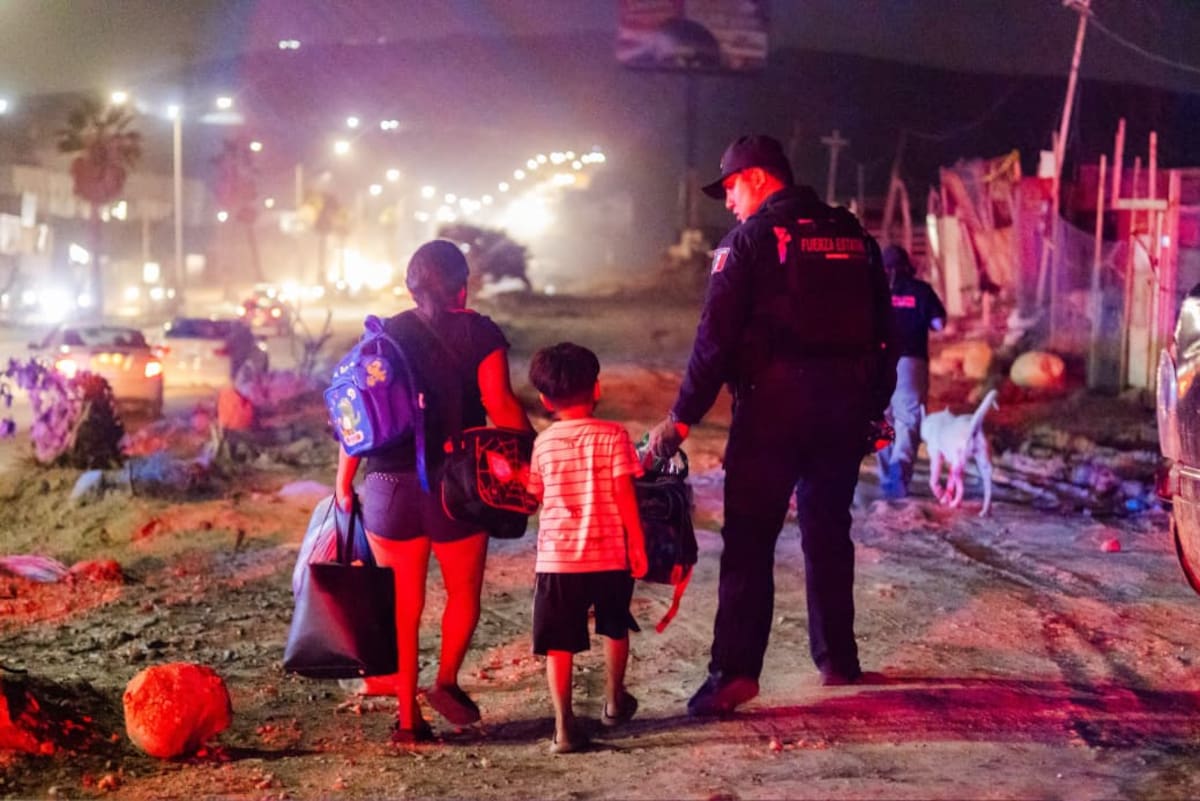 Personal de Protección Civil y otras corporaciones participaron en el operativo preventivo para retirar a familias asentadas en una zona vulnerable de la canalización del Río Tijuana ante el pronóstico de lluvias. Foto: Cortesía