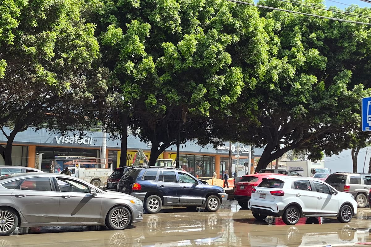 Megafuga de agua genera tráfico en Bulevar Agua Caliente