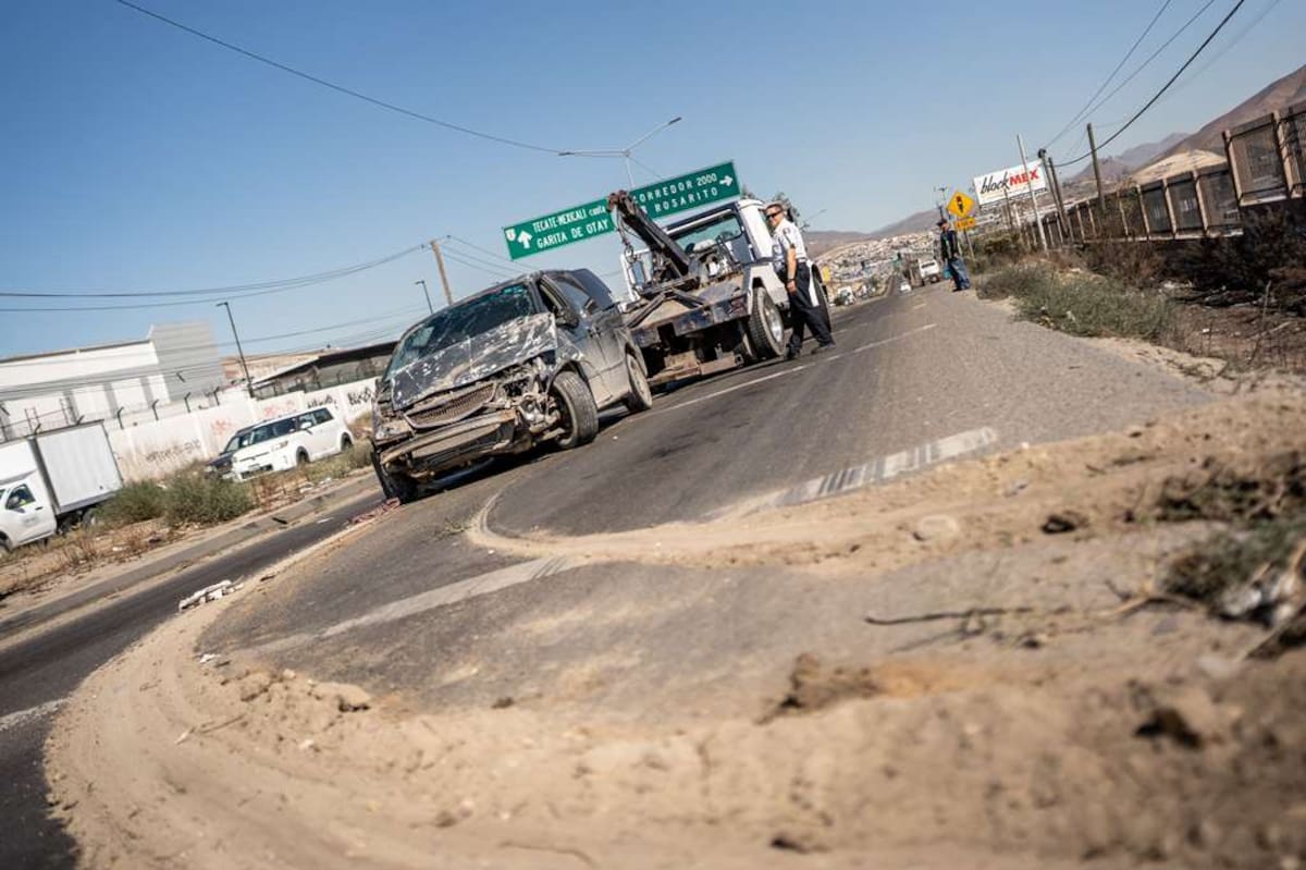 Elementos de la Cruz Roja atendieron al conductor, quien resultó con algunos golpes, sin necesidad de ser trasladado a un hospital. Foto: Border Zoom