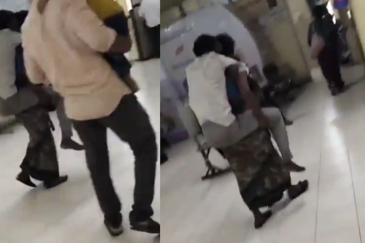 Mujer carga a su esposo enfermo en la espalda dentro de un hospital; denuncian que le negaron una camilla