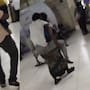 Mujer carga a su esposo enfermo en la espalda dentro de un hospital; denuncian que le negaron una camilla