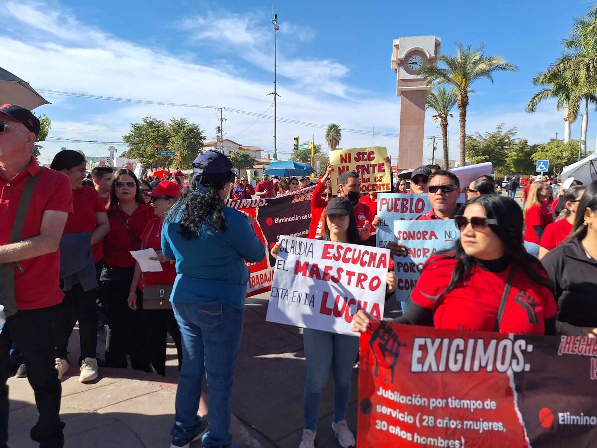 Miles de maestros se manifiestan en Cajeme contra la reforma del ISSSTE.