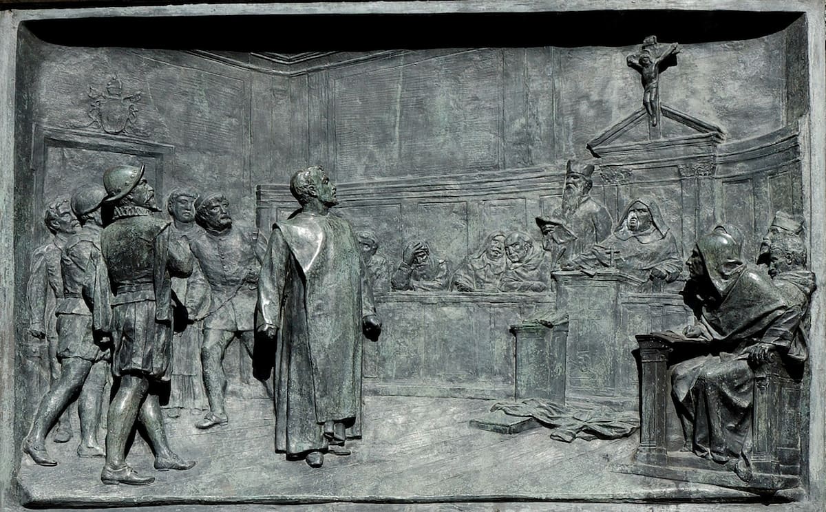 El proceso de Giordano Bruno a cargo de la Inquisición romana. Relieve de bronce de Ettore Ferrari (1845-1929), Campo de' Fiori, Roma.