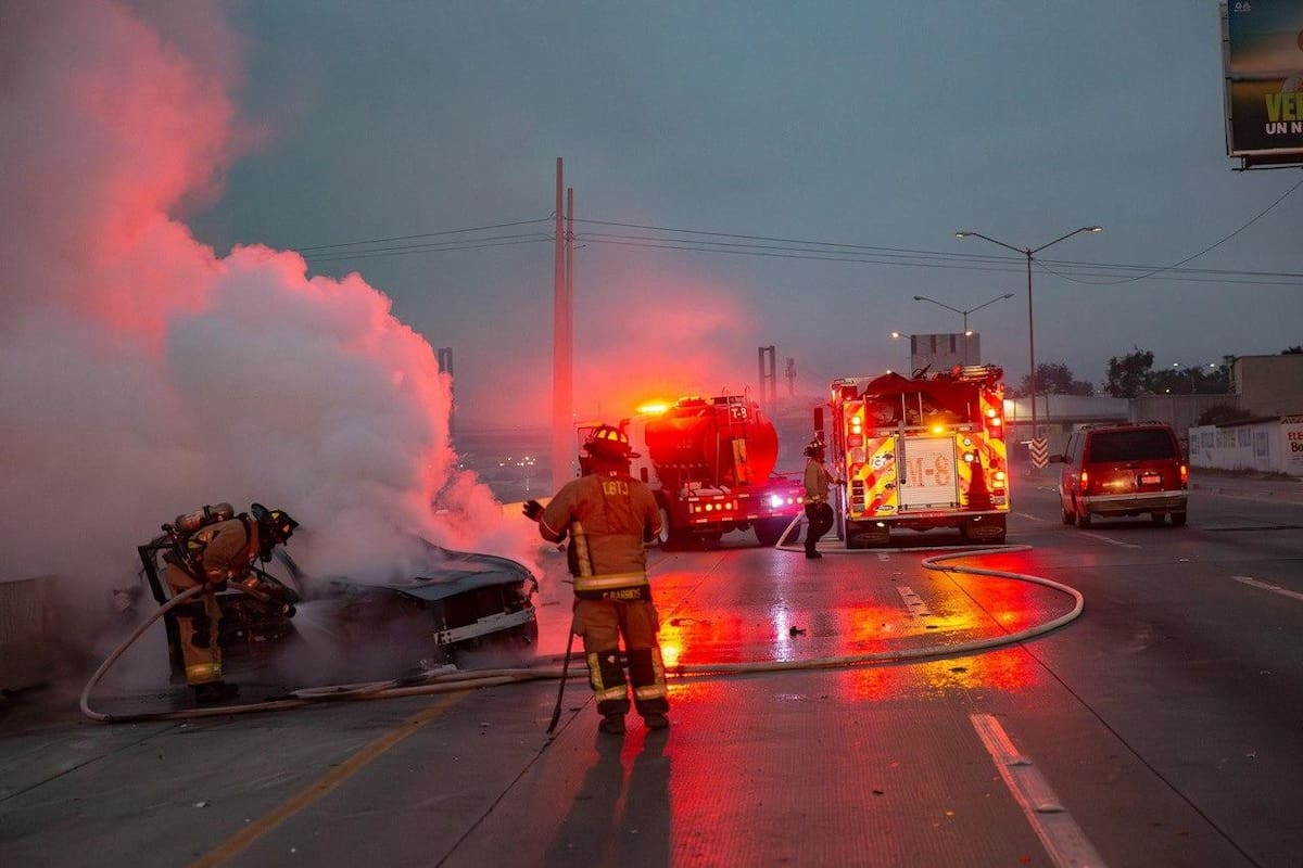 El automóvil dio varias volteretas antes de incendiarse; el conductor fue rescatado y trasladado inconsciente a un hospital. Foto: Border Zoom