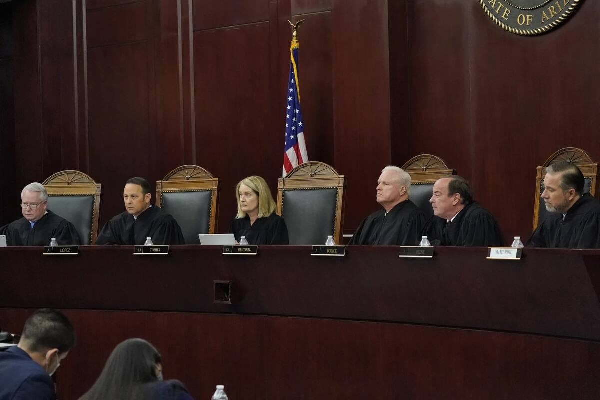 Arizona debe implementar ley que penaliza casi todos los abortos tras fallo de la Corte Suprema del estado