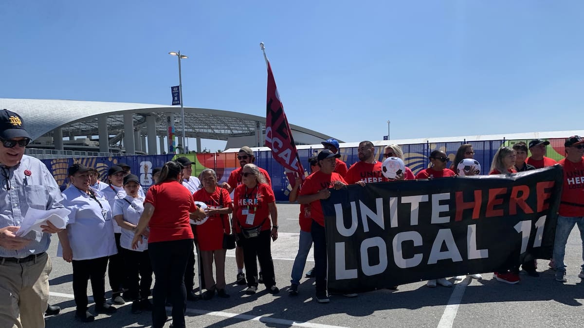 Trabajadores del SoFi Stadium en Los Ángeles logran acuerdos que evitan inicio de una huelga antes del Mundial 2026; esperan que ICE no vulnere derechos de más de 2 mil empleados, así como el cumplimiento de otras exigencias para garantizar el derecho laboral