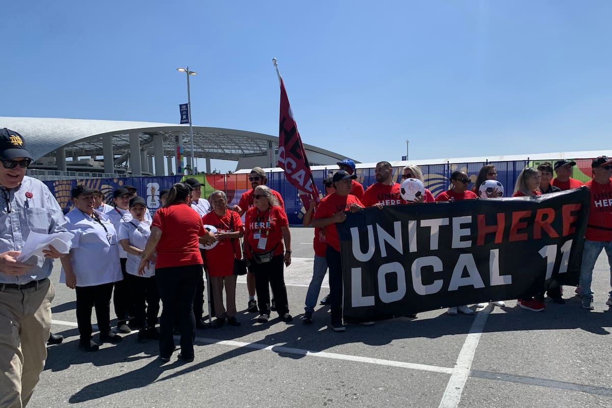 Trabajadores del SoFi Stadium en Los Ángeles logran acuerdos que evitan inicio de una huelga antes del Mundial 2026; esperan que ICE no vulnere derechos de más de 2 mil empleados, así como el cumplimiento de otras exigencias para garantizar el derecho laboral