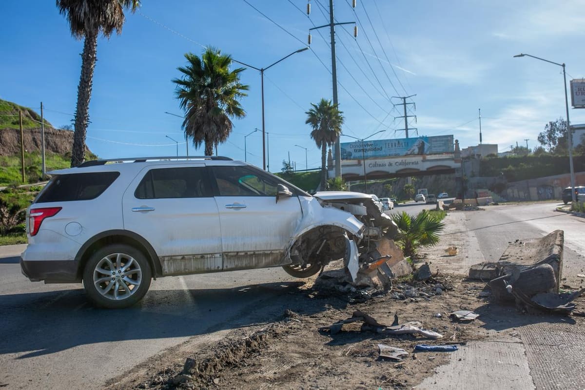 Conductor se estrella contra muro de contención y abandona el vehículo en el libramiento Rosas Magallón