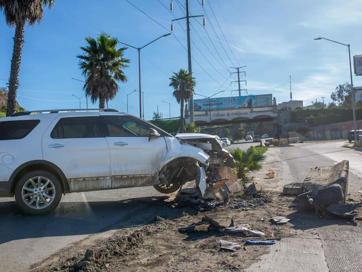 Conductor se estrella contra muro de contención y abandona el vehículo en el libramiento Rosas Magallón