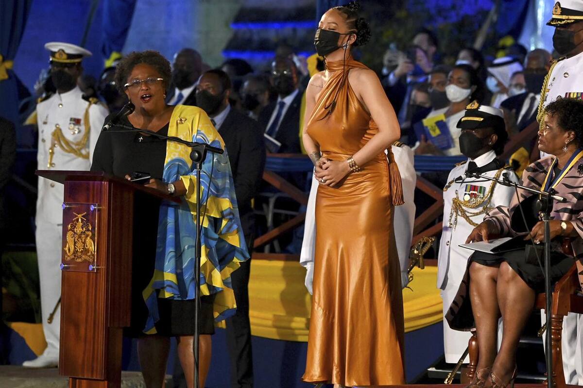 Rihanna recibe título de heroína nacional en Barbados