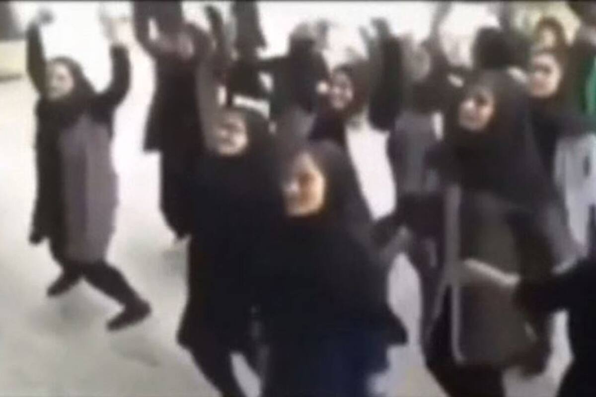 'Gentleman', el baile tabú para niñas en escuelas de Irán