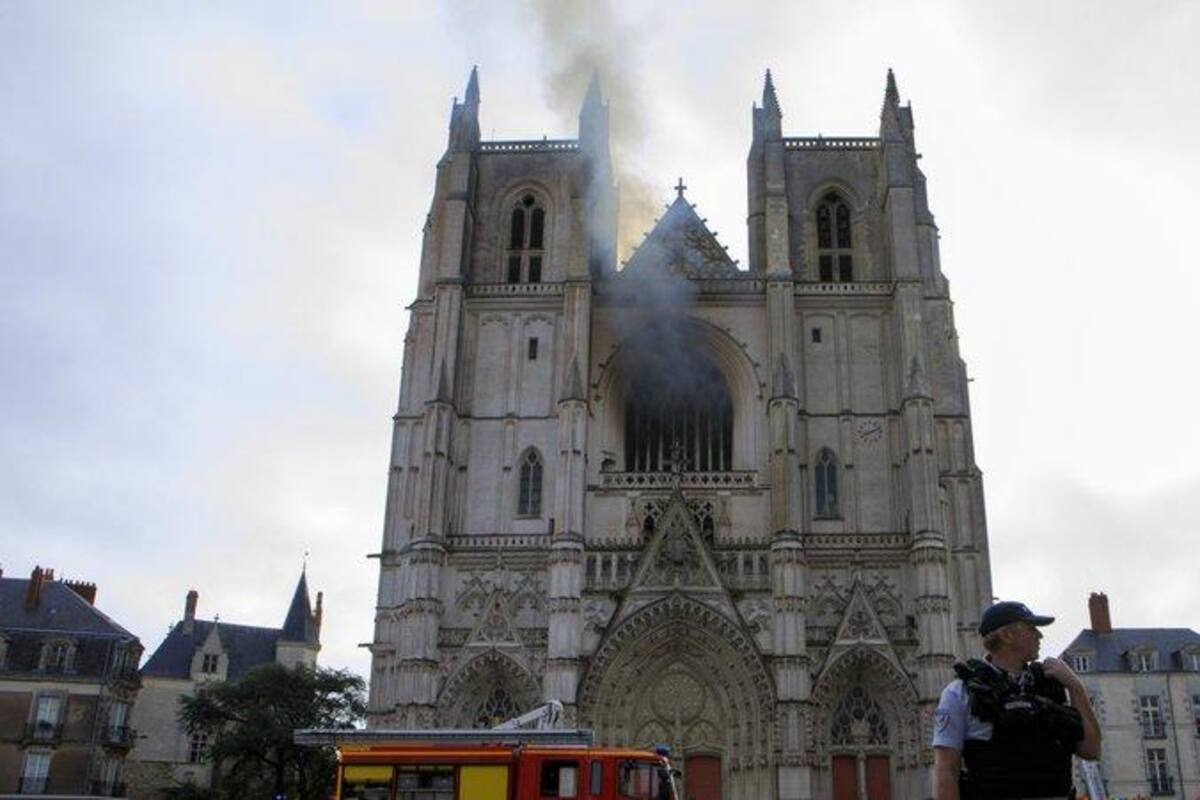 Incendio en la catedral de Nantes destruye un órgano importante