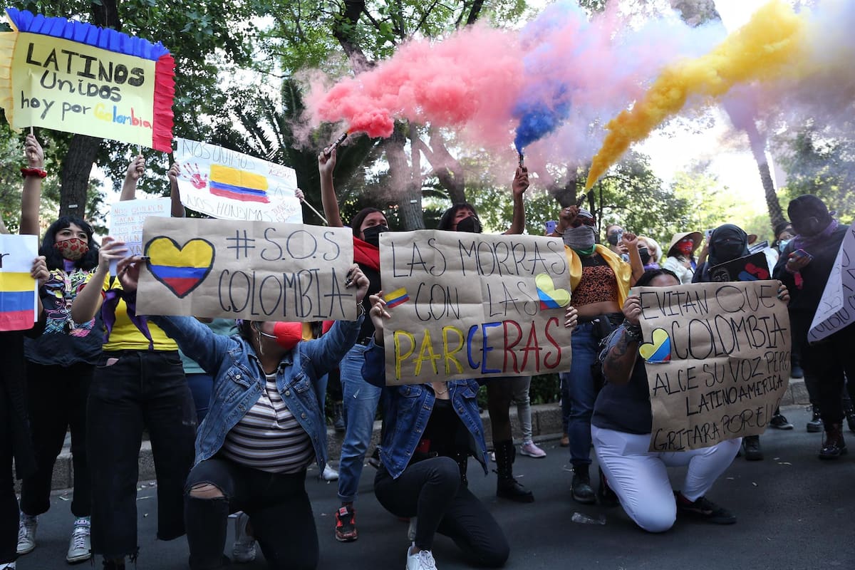 Comunidad colombiana en CDMX sale a protestar contra la represión en su país