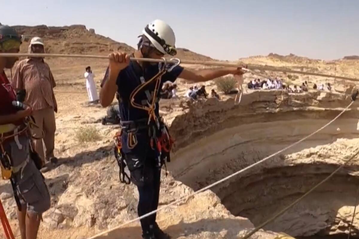 Descienden por primera vez al pozo de la muerte en Yemen