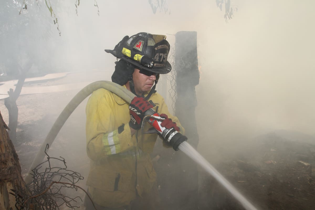 Dan apoyos a personas que perdieron su vivienda en un incendio
