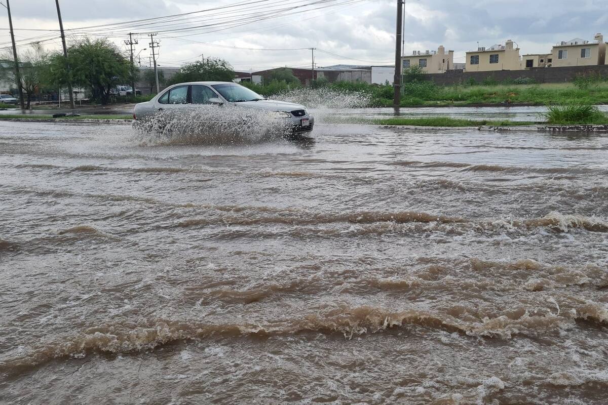 ¡Precaución! Norte de Hermosillo registra intensa lluvia, piden no transitar por la zona