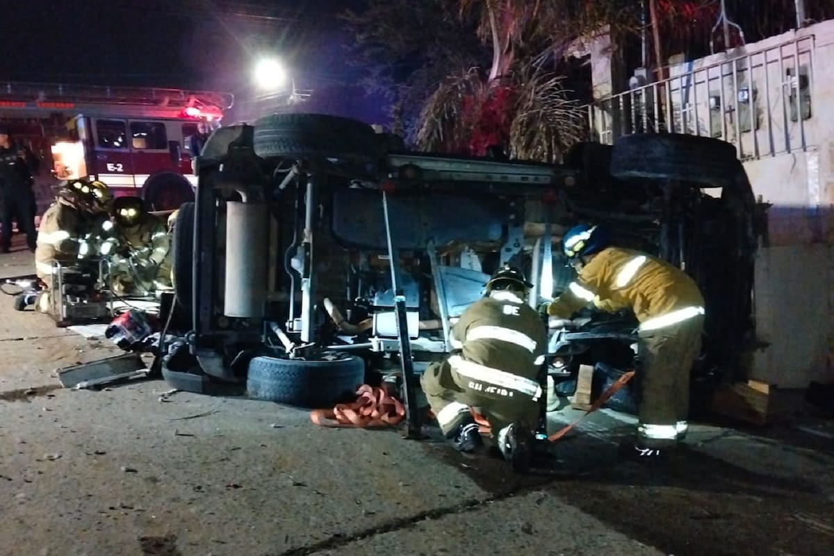 Vehículo sufre volcadura en la Colonia Lomitas