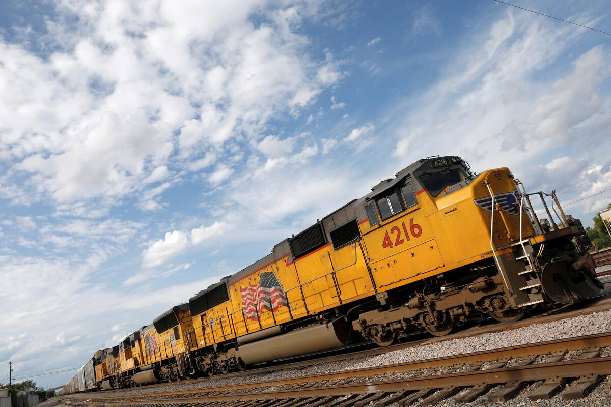 Ferrocarrileros de EU amenazan con huelga que paralizaría el transporte de alimentos y combustible