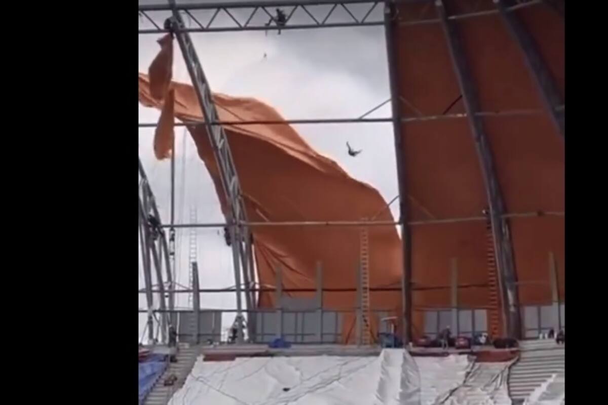 VIDEO: Fuerte viento pone a volar a hombre mientras trabajaba en el techo de un estadio en CDMX