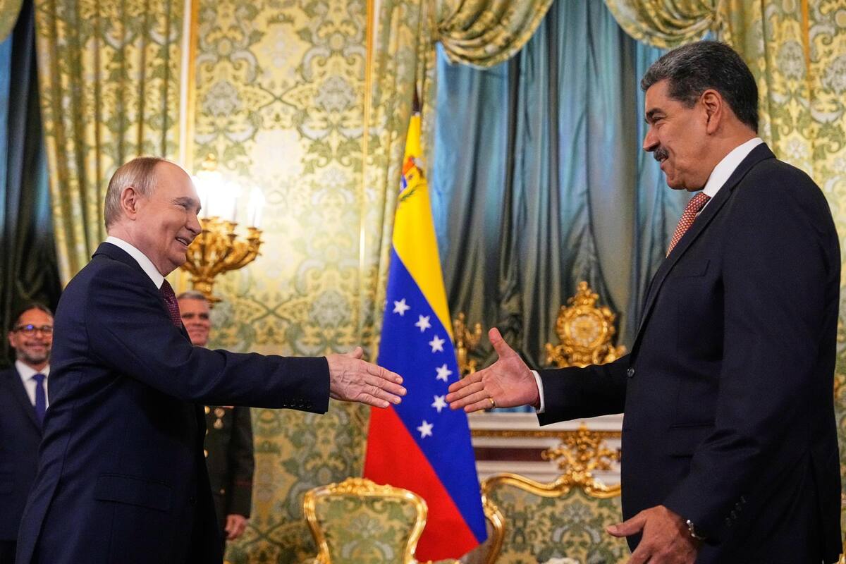 El presidente ruso, Vladímir Putin (I), estrecha la mano del presidente venezolano, Nicolás Maduro, durante su reunión en el Kremlin de Moscú, Rusia, el 07 de mayo de 2025. Rusia conmemorará el 80 aniversario de la victoria en la Segunda Guerra Mundial sobre la Alemania nazi y sus aliados el 09 de mayo. (Alemania, Rusia, Moscú) | Crédito: EFE/EPA/ALEXANDER ZEMLIANICHENKO / POOL