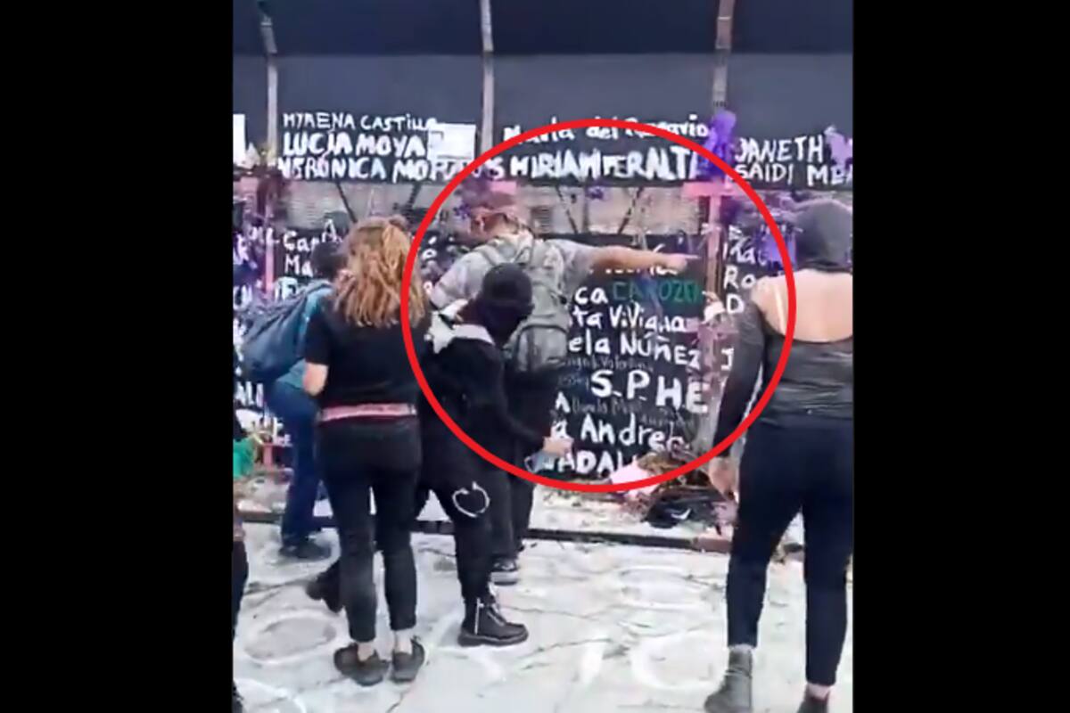 Difunden video de hombre dando indicaciones a mujeres en protesta en el Zócalo