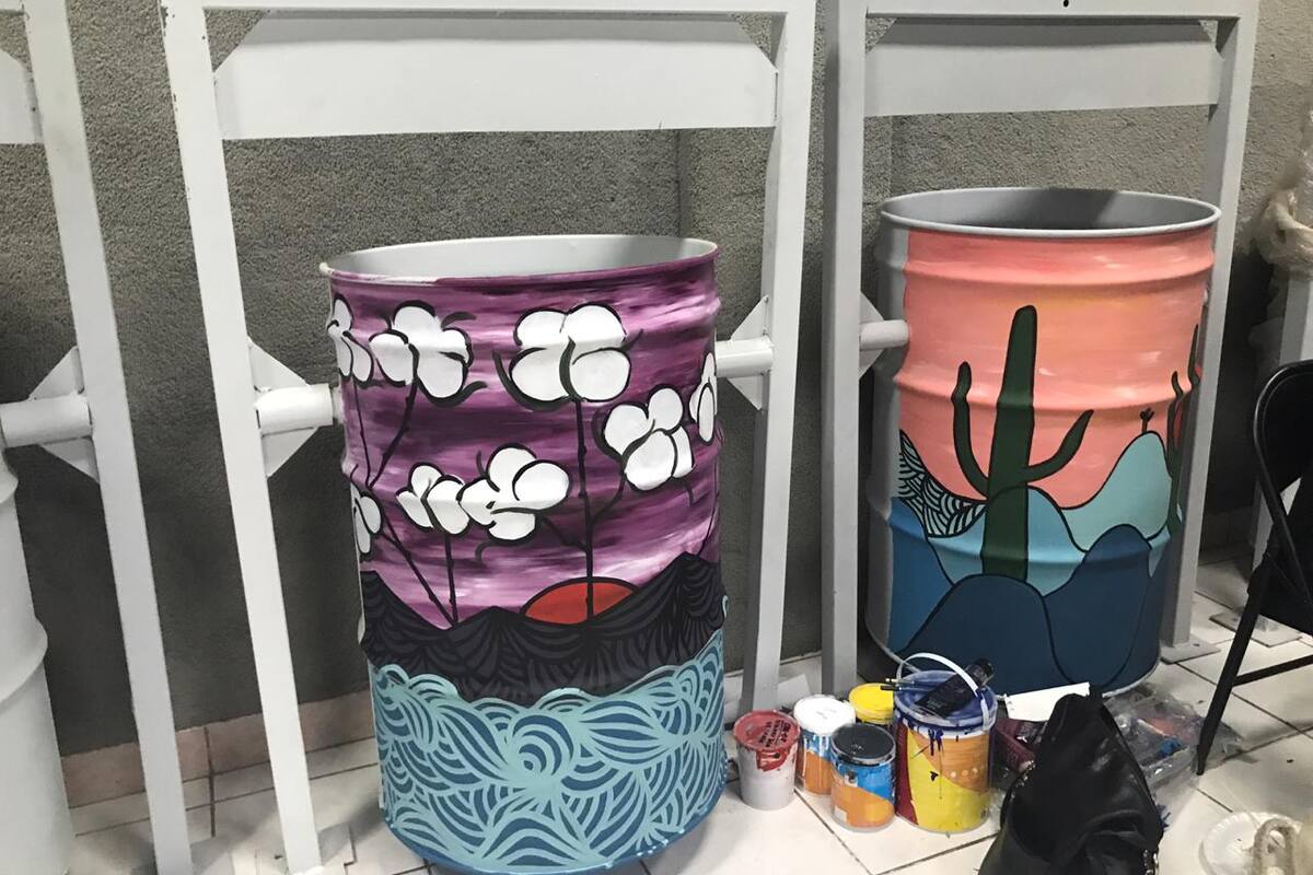 'Adoptan' empresarios de Rosarito botes de basura; los decoran artistas locales
