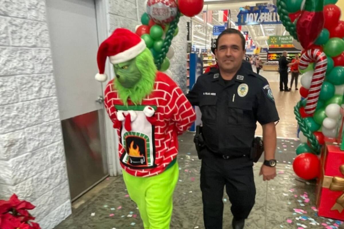 'Arrestan' al Grinch en centro comercial