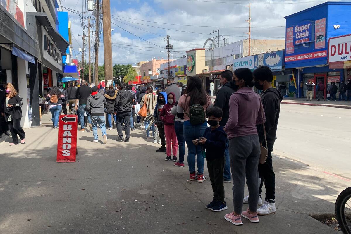 Continúan las filas en tiendas de uniformes escolares