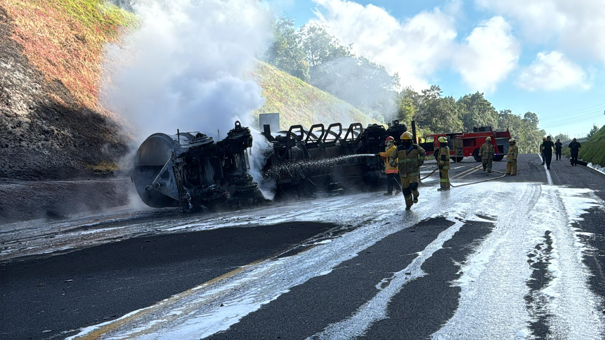 Accidente de pipa con combustible en la México-Tuxpan.