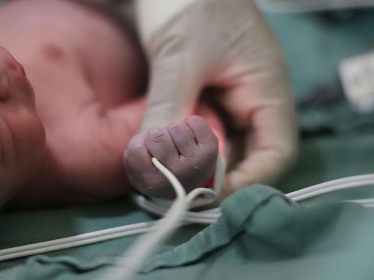 Familias de los trece recién nacidos fallecidos por soluciones de nutrición contaminadas exigen a la Fiscalía del Estado de México reanudar acuerdos de reparación de daño tras una paralización inexplicable