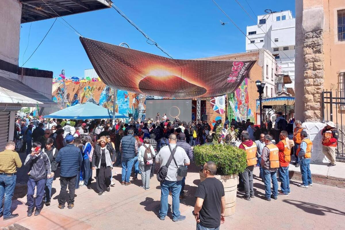 Ciudadanos observan eclipse solar desde escenario montado en plaza Ocho en el Centro de Nogales