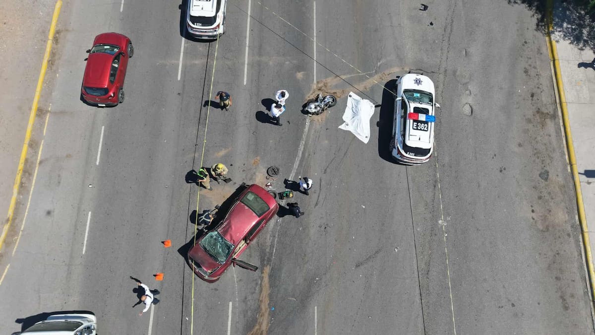 Un motociclista perdió la vida ayer al chocar contra un automóvil Honda
en el retorno de bulevar Ganaderos casi con Paseo las Palmas, al Sur de
Hermosillo. | Crédito: Julián Ortega (GH)