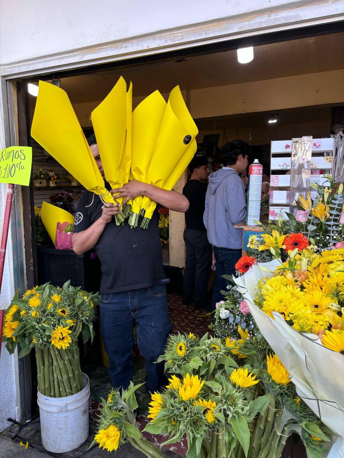 Los jóvenes son quienes siguen más la tendencia de comprar flores amarillas. Foto: Lorena Salinas