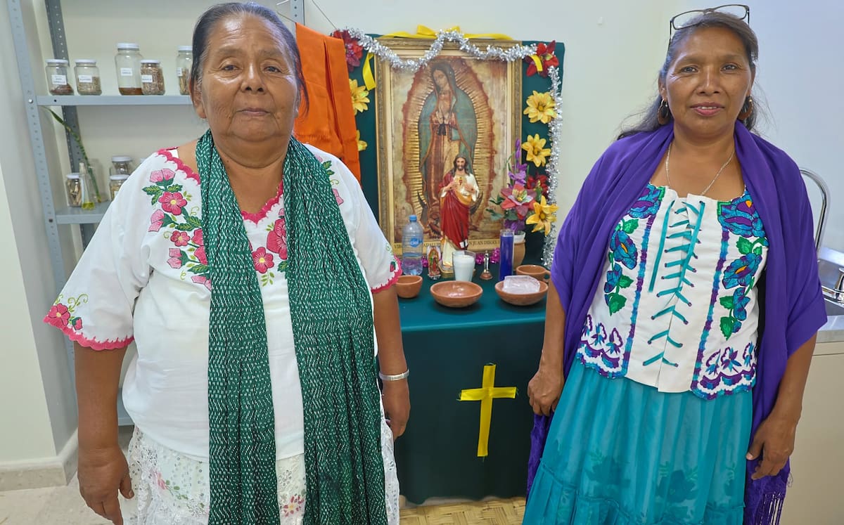Panchita Matuz y Silvia Zavala, quienes practican la medicina tradicional tienen su consultorio en el nuevo hospital comunitario de Vícam.