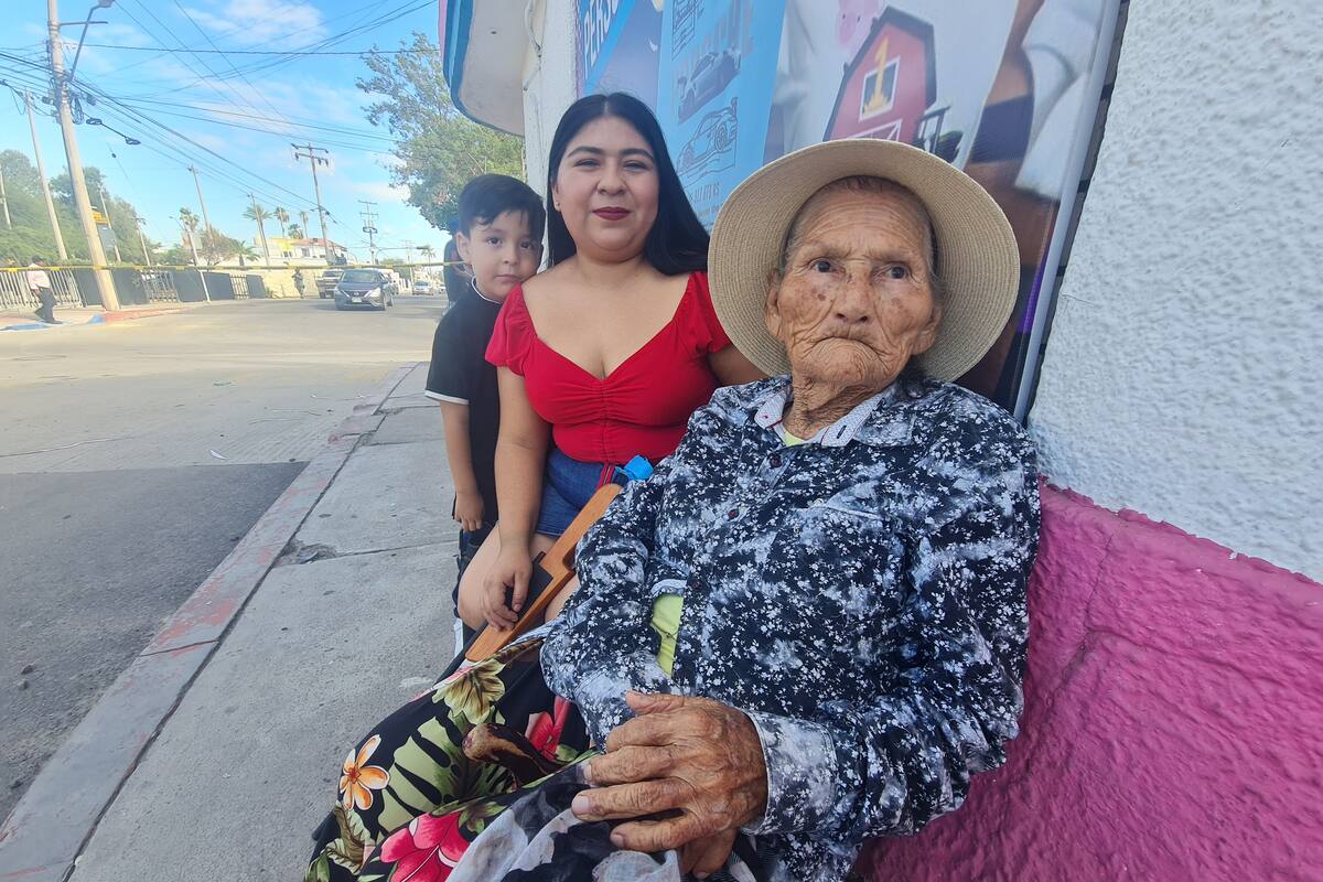 Elvira disfruta por primera vez un desfile, a sus 102 años