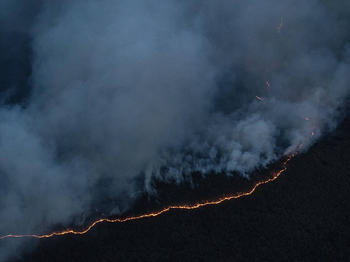 Uiseong (Korea, Republic Of), 23/03/2025.- A wildfire spreads on a mountain in Uiseong, North Gyeongsang Province, southeastern South Korea, 23 March 2025, one day after it broke out. (incendio forestal, Corea del Sur) EFE/EPA/YONHAP SOUTH KOREA OUT