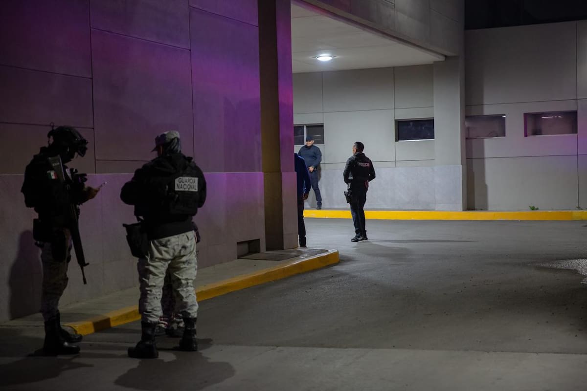 La mujer recibió seis disparos; su acompañante resultó ileso y los llevó a la Cruz Roja en una camioneta. Foto: Border Zoom