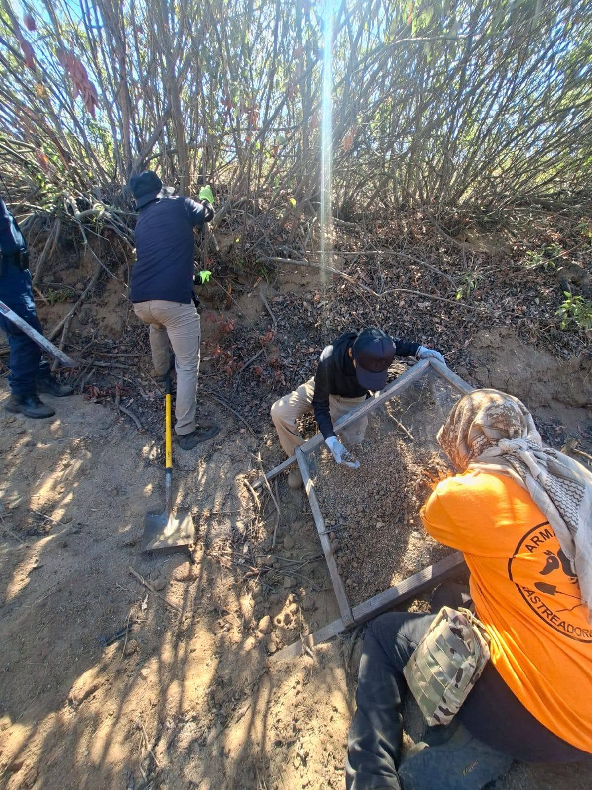 Integrantes de los equipos de búsqueda utilizaron cernidores para revisar el terreno y recuperar posibles restos óseos durante la jornada en Ensenada. Foto: Cortesía