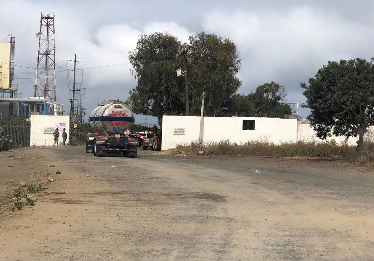 Las pipas están llegando en bloque para esperar su turno de llenado.