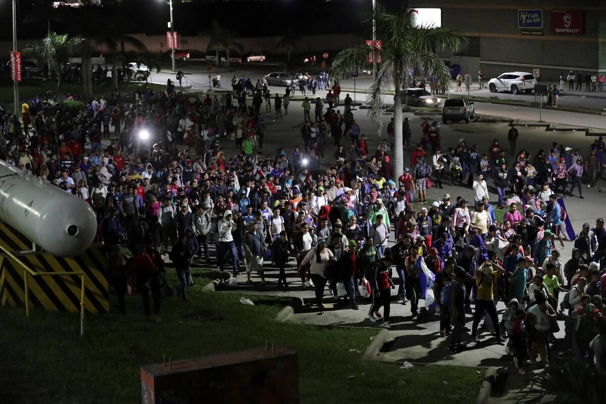Sale caravana de migrantes hondureños hacia Estados Unidos